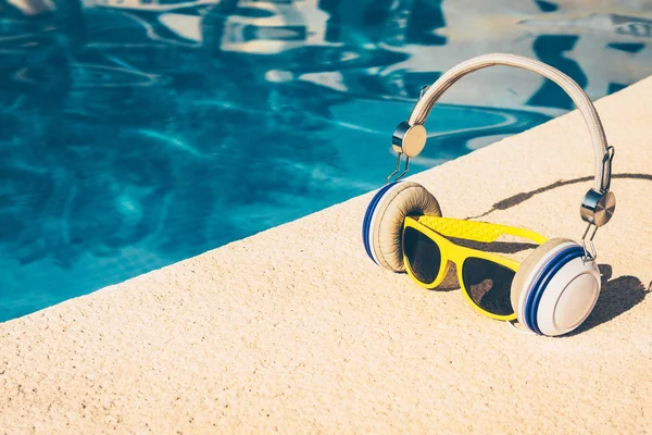 Zonnebril Hoofdtelefoon Luister Naar Muziek Buurt Van Het Zwembad Een — Stockfoto