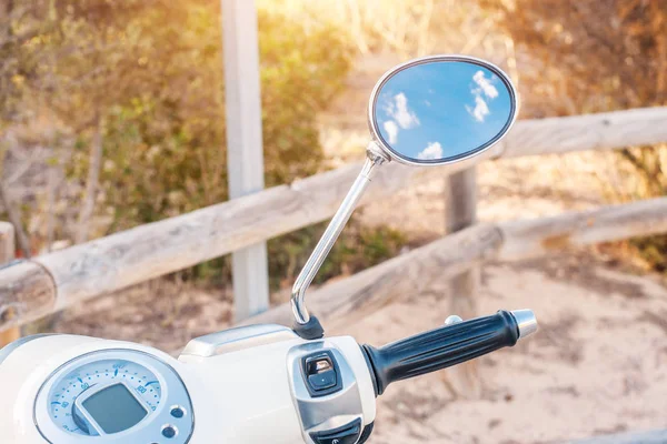 Fragmento Uma Scooter Vintage Painel Volante Espelho Retrovisor — Fotografia de Stock