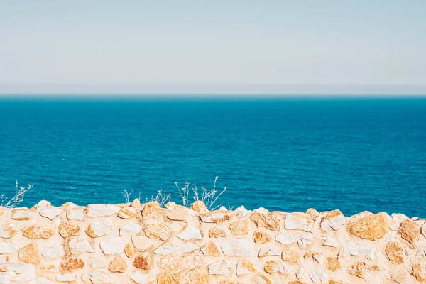 Taş Bir Antik Duvardan Okyanusun Görünümü — Stok fotoğraf