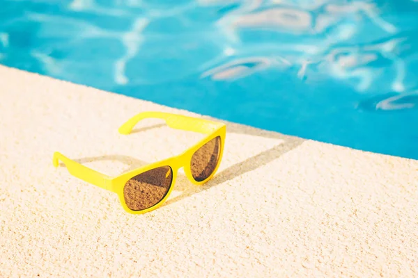 Modieuze Gele Zonnebrillen Voor Kinderen Bij Het Zwembad — Stockfoto