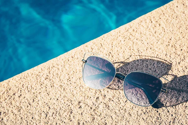 Modieuze Dameszonnebril Bij Het Zwembad — Stockfoto