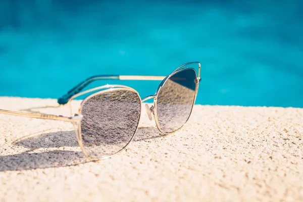 Zonnebril Liggend Rond Zwembad Tropische Vakantie — Stockfoto