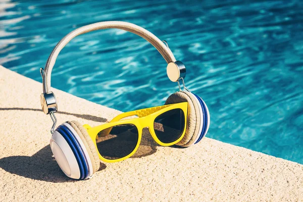 yaz tatili-kulaklıklar ve güneş gözlüğü müzik-büyük bir tatil