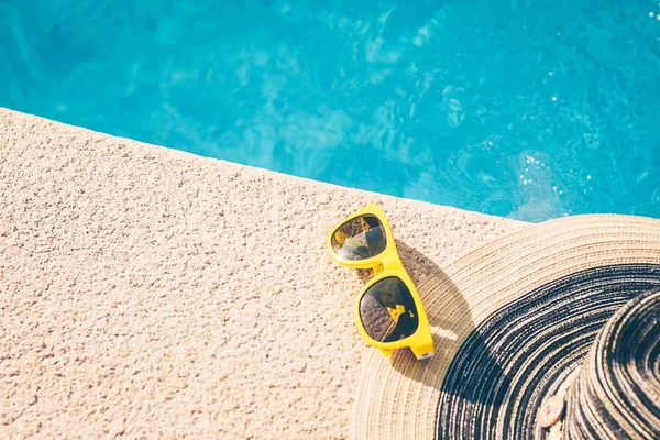 Zonnebril Hoed Het Zwembad Meisje Vakantie — Stockfoto