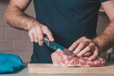 Aşçı yemek pişirmek ve kavurma için parçalarhalinde domuz kaburga keser