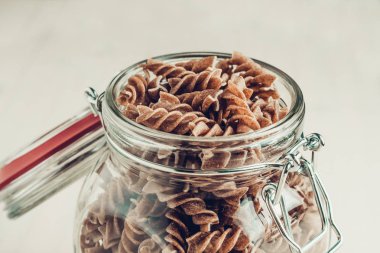 Fusilli yapıştırıcı ile kap aç - üst görünüm