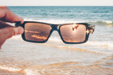 Güneş gözlüğü parlak güneş ışığına izin vermez