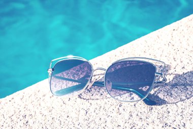 Bir taş üzerinde güneş gözlüğü