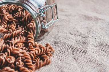 Kuru İtalyan kahverengi makarnası. 