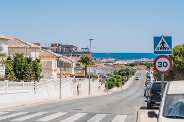 Güney deniz kenti manzarası - yazlık - arka planda deniz