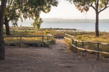 Akdeniz parkında bir yürüyüş yolu ulusal bir doğa rezervidir