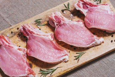 Kemiğin üzerinde marine edilmiş domuz filetosu parçaları kızarmaya hazır.