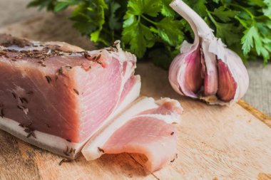 Rusça aperatif - domuz yağı, sarımsak ve maydanoz