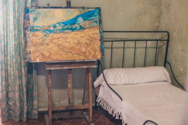 Saint-Remy-de-Provence, Fransa, 24 Eylül 2018: Eski Psikiyatri Kliniği - İçişleri - Van Gogh Odası