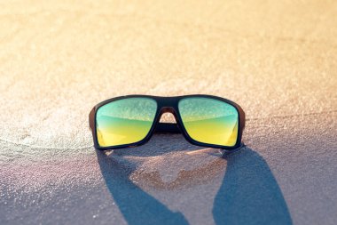 tatil beldesinde yaz aylarında plajda güneş gözlüğü