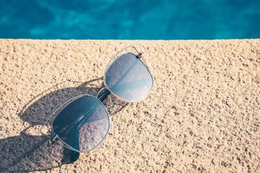 Moda plastik güneş gözlüğü havuzu