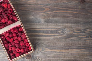 Orman meyveleri - ahşap bir kutu da piyasadan ahududu - kopya alanı