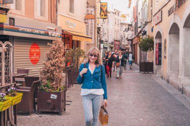 L'Isle-sur-la-Sorgue, Avignon, Vaucluse, Provence-Alpes-Cote d'Azur, Fransa, 24 Eylül 2018: Sokaklarda oldukça sevimli sarışın