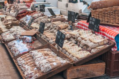 Gordes, Provence-Alpes-Cote d'Azur, Fransa, 25 Eylül 2018: Çiftlik sosisi ve şarküteri etleri - Provence'daki geleneksel çiftçi pazarı