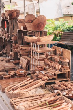 Gordes, Provence-Alpes-Cote d'Azur, Fransa, 25 Eylül 2018: Luberon'un ustalarından ahşap gereçler ve ürünler dükkanı - Provence'daki geleneksel çiftçi pazarı