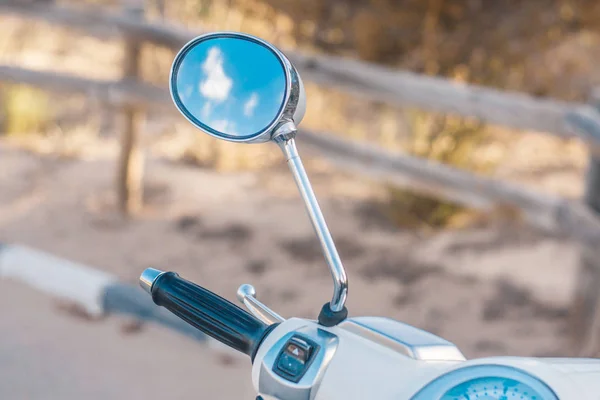 Close Retrovisor Espelho Uma Scooter Retro Vintage — Fotografia de Stock