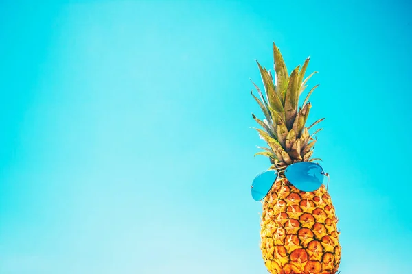 Pineapple Glasses Background Sky Hipster Style — Stock Photo, Image