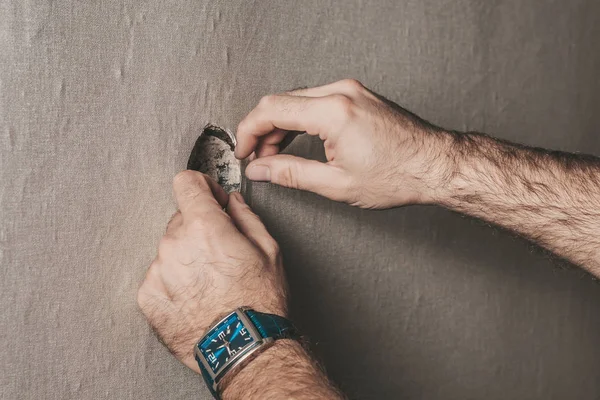 Hombre Conecta Interruptor Luz Eléctrica Pared Trabajo Eléctrico Electricista Casa —  Fotos de Stock