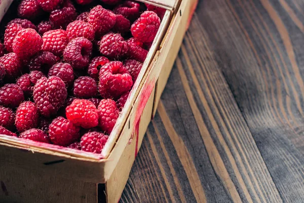 Frescas Frambuesas Jugosas Maduras Una Caja Madera Tejida — Foto de Stock