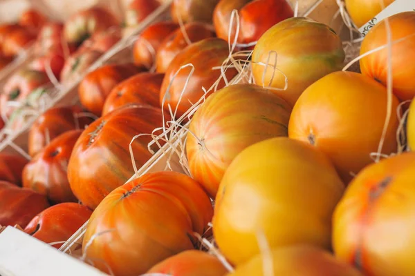 Grote Sappige Tomaten Een Doos Markt — Stockfoto