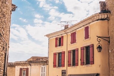 Gordes, Vaucluse, Provence-Alpes-Cote d'Azur, Fransa, 25 Eylül 2018: Şehrin sokaklarına bakış