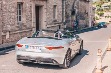 Gordes, Vaucluse, Provence-Alpes-Cote d'Azur, Fransa, 25 Eylül 2018: Çift - erkek ve kadın cabriolet ile seyahat