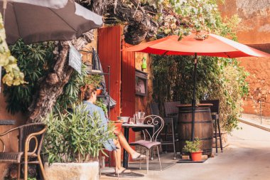 Roussillon, Vaucluse, Provence-Alpes-Cote d 'Azur, Fransa, 25 Eylül 2018: Sokak manzarası