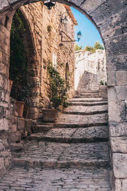 Lacoste, Vaucluse, Provence-Alpes-Cote d 'Azur, Fransa, 25 Eylül 2018: Sokak manzarası