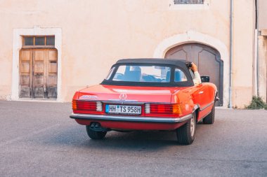 Lacoste, Vaucluse, Provence-Alpes-Cote d 'Azur, Fransa, 25 Eylül 2018: Lacoste Caddesi' nde üstü açık klasik kırmızı Mercedes Sl 280