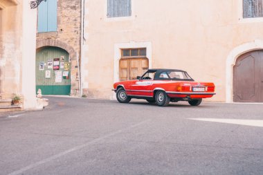 Lacoste, Vaucluse, Provence-Alpes-Cote d 'Azur, Fransa, 25 Eylül 2018: Sokak manzarası