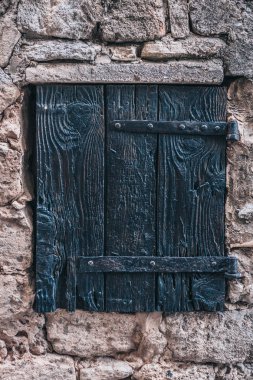 Taştan bir duvar eski ahşap pencere