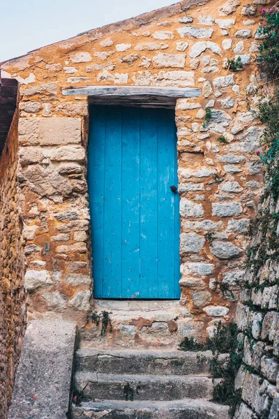 Taş bir evde antik ahşap kapı