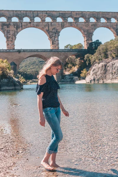 Attractive Fashionable Cute Blonde Stands Water Background Pont Gard — Stock Photo, Image