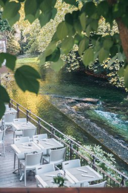 Fontaine-de-Vaucluse, Provence-Alpes-Cote d 'Azur d' Azur / France - 26 Eylül 2018: Kıyısında restoranı olan dağ nehri