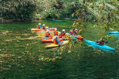 Fontaine-de-Vaucluse, Provence-Alpes-Cote d'Azur/France - 26 Eylül 2018: Genç kanocu kızlara nehirde eğitim
