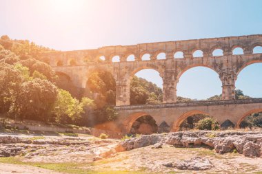 Pont du Gard kemerli taş köprü üzerinde nehir Gardon kıyısından görünümü - perspektif