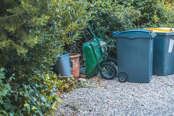 Gardener Inventory Garden Garden Wheelbarrow Rake Watering Hose Trash Can — Stock Photo, Image