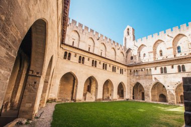 Avignon, Provence / Fransa - 27 Eylül 2018: Avludaki yeşil çimenlikteki Papalık Sarayı 'nın balkonlarından görüntü