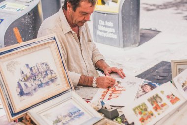 Avignon, Provence / Fransa - 27 Eylül 2018: Erkek sanatçı sokağa bir resim çiziyor