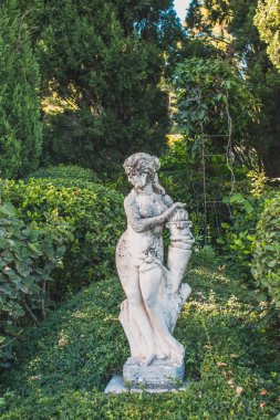 Avignon, Provence / Fransa - 27 Eylül 2018: Villeneuve-les-Avignon komünündeki Fort Saint-Andre'nin İçinde - antika heykeller