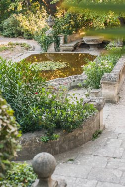 Avignon, Provence / Fransa - 27 Eylül 2018: Villeneuve-les-Avignon komününde Fort Saint-Andre'nin İçinde - gölet