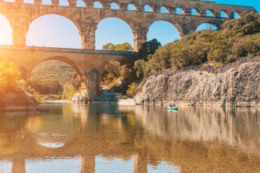 Gardon nehri üzerindeki pont du Gard antik Roma su kemerine turistik rota
