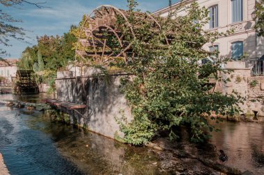 L'Isle-sur-la-Sorgue, Avignon, Vaucluse, Provence-Alpes-Cote d'Azur, Fransa, 24 Eylül 2018: Şehir kanalında su çarkı