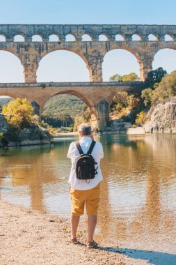 Vers-Pont-du-Gard, Gard / Occitanie / Fransa - 26 Eylül 2018: Avrupa'da görünüşlü erkek turist pont du Gard