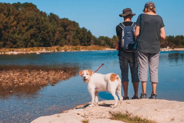 Vers-Pont-du-Gard, Gard / Occitanie / Fransa - 26 Eylül 2018: Gardon Nehri kıyısında köpekli iki kız turist